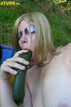 Jprny mature slut showing her stuff during a picnic