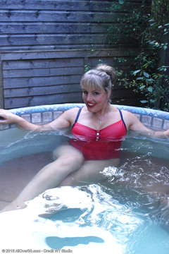 Bubbly busty Danielle T pours water over those big soft titties in the pool