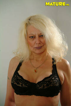 This mature blonde housewife loves showing her thing