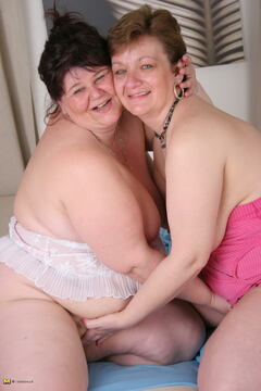 These mature lesbians sure love to eat pussy