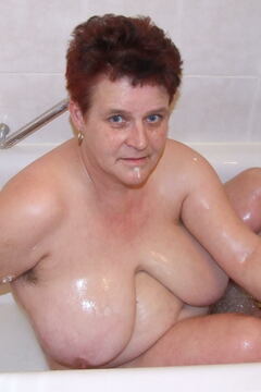 Big mature slut getting nasty in the shower