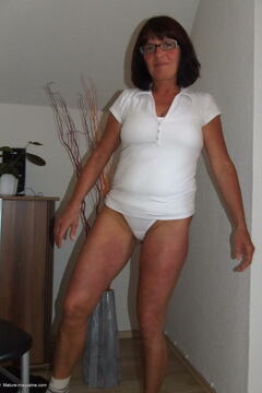 This naughty mama loves to get naked