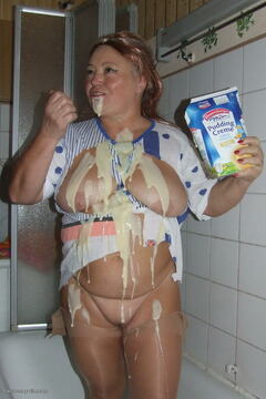 Kinky mama gets dirty with stuff from the kitchen