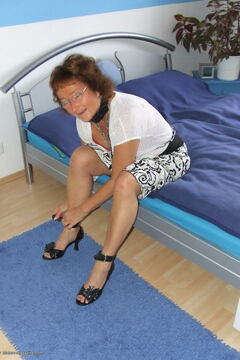 Kinky mature Gabriele loves to be tied up