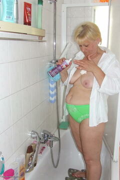 Horny housewife getting dirty in her tub