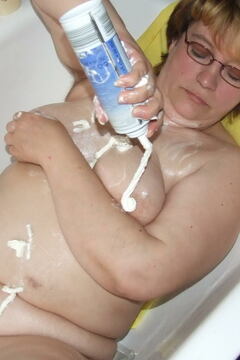 chubby mature slut playing in her bathtub