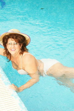 This big housewife gets naughty at the pool