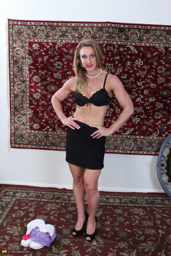Muscular American housewife showing us what shes got