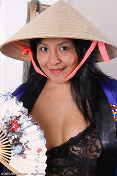 Beautiful exotic CiCi Jones takes off her robe and hat to hang out in the nude