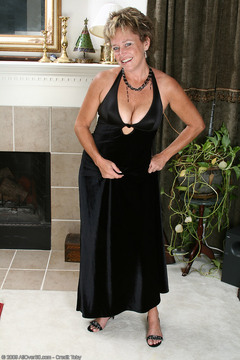 Mature and elegant Ariel strips off her black evening gown