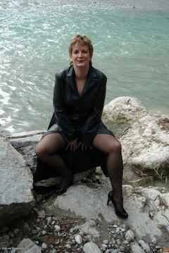 Kinky outdoor amateur mama showing off