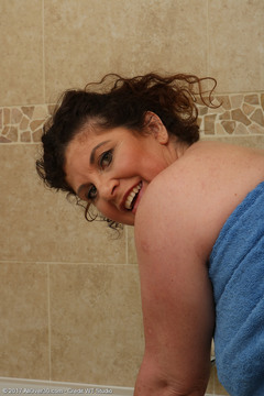 Curvy MILF Jilly Showers