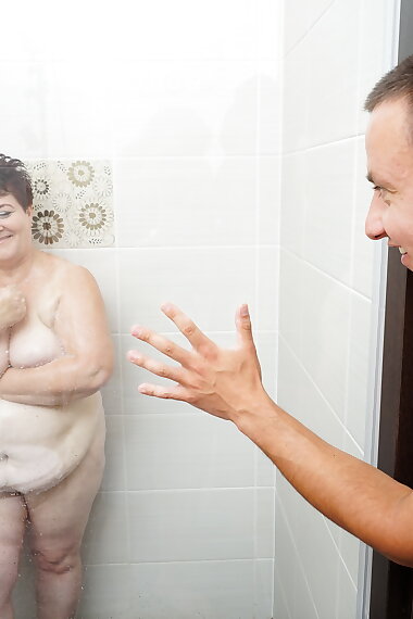 Mature BBW getting seduced for sex in the shower