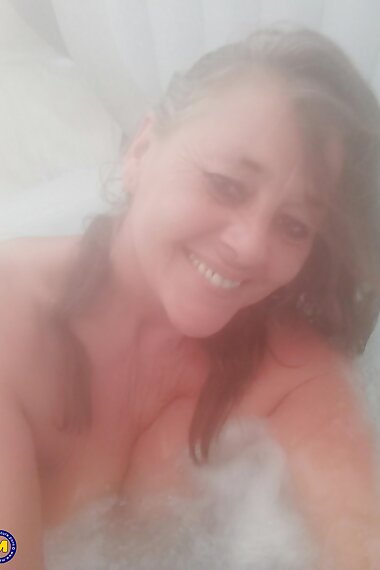 Mature.nl This older lady loves to play with her wet pussy NL mature sex gallery